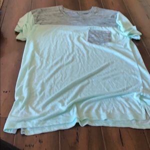 Buckle light weight T-shirt.